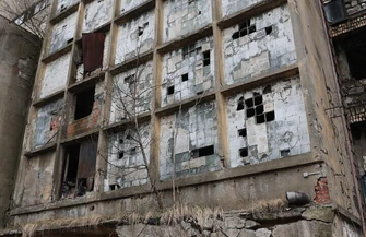 Przemysłowy kolos w ruinie. Huta Kara niszczeje na oczach mieszkańców