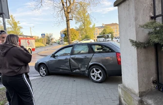Zderzenie dwóch aut na skrzyżowaniu Jerozolimskiej i Zamkowej. Duże utrudnienia