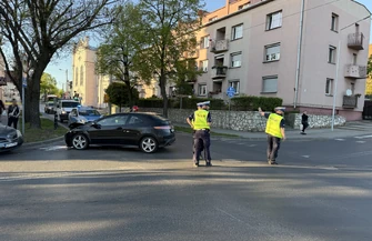 Zderzenie dwóch aut na skrzyżowaniu Jerozolimskiej i Zamkowej. Duże utrudnienia