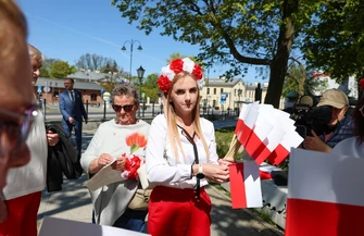 25-metrowa flaga na wieży ciśnień. Piotrków uczcił Dzień Flagi symbolem jedności