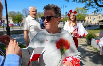 25-metrowa flaga na wieży ciśnień. Piotrków uczcił Dzień Flagi symbolem jedności