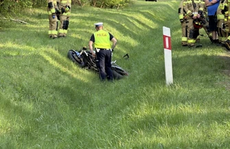 Wypadek na DW742 między Przygłowem a Łęcznem. Motocyklista w szpitalu droga zablokowana