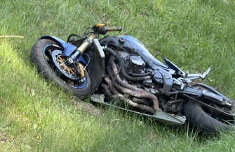 Wypadek na DW742 między Przygłowem a Łęcznem. Motocyklista w szpitalu droga zablokowana