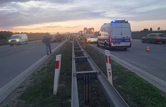 Bus dachował na A1 pod Piotrkowem. Były duże utrudnienia