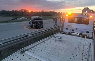 Bus dachował na A1 pod Piotrkowem. Były duże utrudnienia