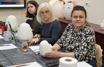 Warsztaty tworzenia lalek kokeshi i daruma oraz odsłonięcie muralu podczas Festiwalu Sztuki Japońskiej w Piotrkowie Trybunalskim