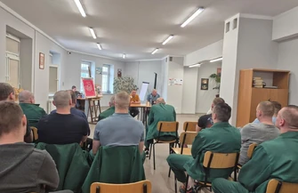 Marek Dziuba legendarny piłkarz i trener oraz Mariusz Goss historyk pisarz spotkali się z osadzonymi w Areszcie Śledczym w Piotrkowie Trybunalskim.