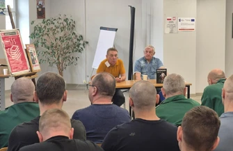Marek Dziuba legendarny piłkarz i trener oraz Mariusz Goss historyk pisarz spotkali się z osadzonymi w Areszcie Śledczym w Piotrkowie Trybunalskim.