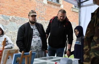Piknik wojskowy w Muzeum w Piotrkowie. Grochówka zabytkowe pojazdy i strzelnica z okazji Dnia Zwycięstwa