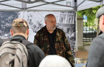 Piknik wojskowy w Muzeum w Piotrkowie. Grochówka zabytkowe pojazdy i strzelnica z okazji Dnia Zwycięstwa