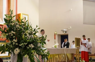 Wyjątkowa uroczystość Pierwszej Komunii Świętej w parafii Miłosierdzia Bożego przy ul. Łódzkiej w Piotrkowie. Kilkanaścioro dzieci przystąpiło do sakramentu
