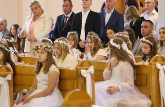 Wyjątkowa uroczystość Pierwszej Komunii Świętej w parafii Miłosierdzia Bożego przy ul. Łódzkiej w Piotrkowie. Kilkanaścioro dzieci przystąpiło do sakramentu