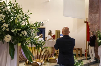 Wyjątkowa uroczystość Pierwszej Komunii Świętej w parafii Miłosierdzia Bożego przy ul. Łódzkiej w Piotrkowie. Kilkanaścioro dzieci przystąpiło do sakramentu