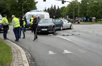 Piotrków Trybunalski zderzenie dwóch samochodów na skrzyżowaniu Al. 3 Maja i Al. Kopernika. Na miejscu ratownicy medyczni i policja są utrudnienia w ruchu