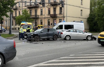 Piotrków Trybunalski zderzenie dwóch samochodów na skrzyżowaniu Al. 3 Maja i Al. Kopernika. Na miejscu ratownicy medyczni i policja są utrudnienia w ruchu