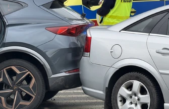 Piotrków Trybunalski zderzenie dwóch samochodów na skrzyżowaniu Al. 3 Maja i Al. Kopernika. Na miejscu ratownicy medyczni i policja są utrudnienia w ruchu