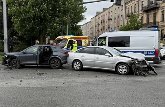 Groźne zderzenie na skrzyżowaniu Al. 3 Maja i Al. Kopernika w Piotrkowie