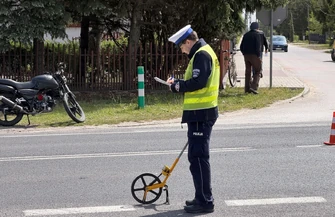 Motocyklista ranny po zderzeniu z busem na DK91 pod Piotrkowem