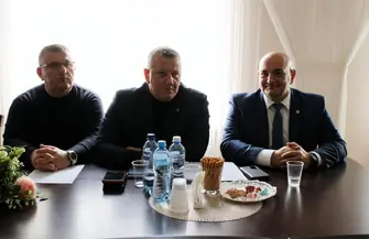 Powiat rozmawia o programie „Strzelnica w Powiecie”. Samorządy i szkoły mogą starać się o dofinansowanie