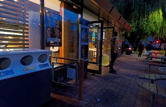     14-latek rozpylił gaz i demolował McDonald. Został zatrzymany