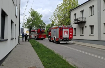 Pożar pustostanu przy ul. 1 Maja w Piotrkowie. Na miejscu strażacy i policja