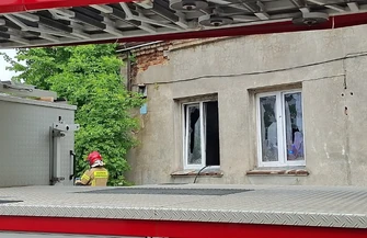 Pożar pustostanu przy ul. 1 Maja w Piotrkowie. Na miejscu strażacy i policja