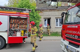 Pożar pustostanu przy ul. 1 Maja w Piotrkowie. Na miejscu strażacy i policja