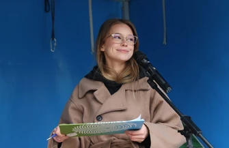 Piotrków Trybunalski rodzinny festyn przy parafii św. Jana Pawła II. Mieszkańcy pomagają Alanowi i Adamowi