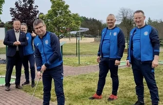 Samorządowcy sprawdzili się na polu minigolfowym