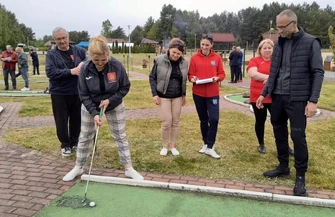 Samorządowcy sprawdzili się na polu minigolfowym