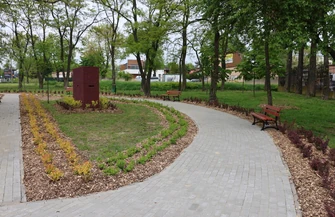Skwer przy rondzie Sulejowskim po remoncie. Są nowe ławki i nasadzenia