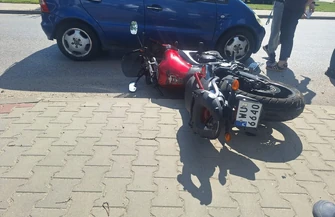 Czołowe zderzenie motocykla i osobówki w Moszczenicy