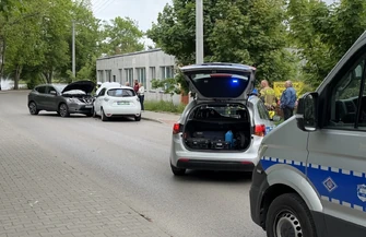 Czołowe zderzenie elektrycznego Renault i Nissana w Moszczenicy. 68-latek z niewyjaśnionych przyczyn zjechał na przeciwny pas. Jedna osoba trafiła do szpitala