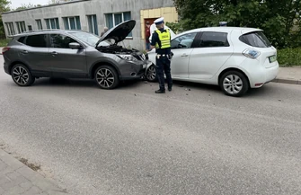 Czołowe zderzenie elektrycznego Renault i Nissana w Moszczenicy. 68-latek z niewyjaśnionych przyczyn zjechał na przeciwny pas. Jedna osoba trafiła do szpitala