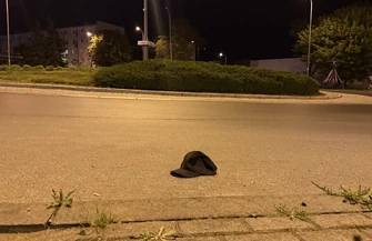 Leżał na rondzie i rzucał butelkami w samochody. Agresor zatrzymany przez policję