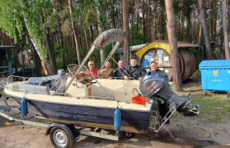 Nurkowie wyciągali zatopioną motorówkę. W porcie pojawiła się plama paliwa