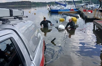 Nurkowie wyciągali zatopioną motorówkę. W porcie pojawiła się plama paliwa