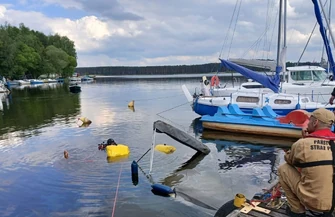 Nurkowie wyciągali zatopioną motorówkę. W porcie pojawiła się plama paliwa
