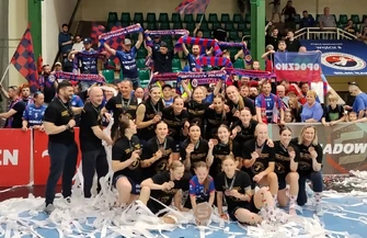 Brązowy Piotrków Krasoń MKS Piotrcovia pieczętuje medal i świętuje sukces w Rynku Trybunalskim