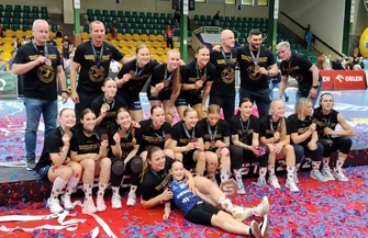 Brązowy Piotrków Krasoń MKS Piotrcovia pieczętuje medal i świętuje sukces w Rynku Trybunalskim
