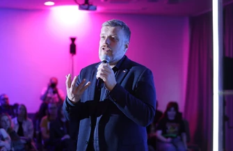 Adrian Zandberg w Piotrkowie o energetyce mieszkaniach i ochronie zdrowia. Mieszkańcy zadawali pytania