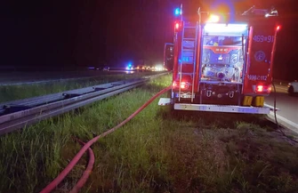 Jechał pod prąd autostradą A1. Jedna osoba zginęła a trzy zostały ranne w tragicznym wypadku pod Czarnocinem w powiecie piotrowskim