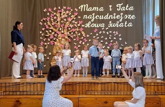 Wzruszające występy z okazji Dnia Mamy i Taty. Przedszkolaki z Villa Bambini zaprezentowały się w I LO