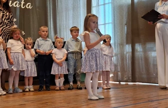 Wzruszające występy z okazji Dnia Mamy i Taty. Przedszkolaki z Villa Bambini zaprezentowały się w I LO