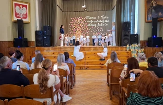 Wzruszające występy z okazji Dnia Mamy i Taty. Przedszkolaki z Villa Bambini zaprezentowały się w I LO