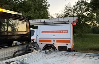 Groźnie na Dworskiej w Piotrkowie. Kierujący BMW uderzył w słup. W okolicy nie ma prądu