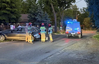 Groźnie na Dworskiej w Piotrkowie. Kierujący BMW uderzył w słup. W okolicy nie ma prądu