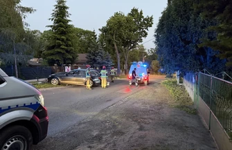 Groźnie na Dworskiej w Piotrkowie. Kierujący BMW uderzył w słup. W okolicy nie ma prądu