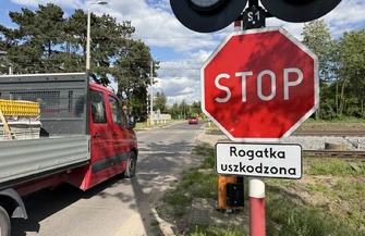 Awaria rogatek i sygnalizacji na przejdzie na ulicy Moryca w Piotrkowie. Na miejscu ustawiono znaki STOP i ostrzeżenia