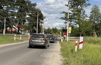 Awaria rogatek i sygnalizacji na przejdzie na ulicy Moryca w Piotrkowie. Na miejscu ustawiono znaki STOP i ostrzeżenia